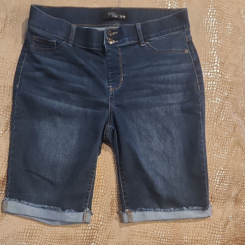 Blue Jean Shorts with Rolled Hems and Slim Fit.   B17